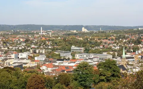 Blick über Hagen mit vielen Gebäuden und Bäumen. Die Immobilienpreise in Hagen spiegeln die Vielfalt der Stadt wider.