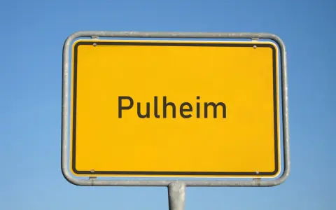Ortsschild "Pulheim" vor blauem Himmel. Hier finden Sie Informationen zum Mietspiegel Pulheim.