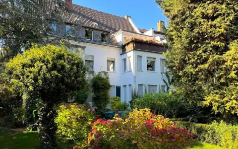 Ein schönes Haus in Reisholz, umgeben von üppigem Grün. Die Immobilienpreise hier spiegeln die idyllische Lage wider.