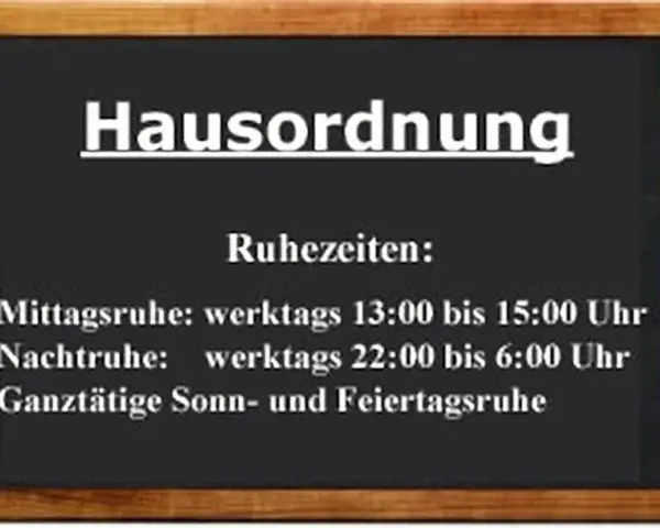 Hausordnung mit Ruhezeiten: Mittagsruhe 13-15 Uhr, Nachtruhe 22-6 Uhr, ganztägig an Sonn- und Feiertagen.