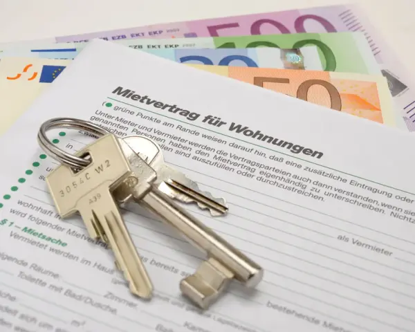 Mietvertrag für Wohnungen mit Schlüsseln und Euro-Scheinen. Informiert über den Mietspiegel Goch.
