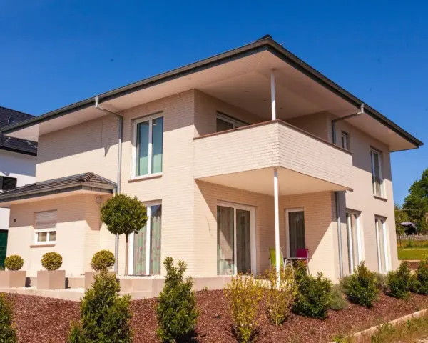 Modernes Haus mit Balkon in Herford. Informieren Sie sich über aktuelle immobilienpreise Herford für Ihr Traumhaus.