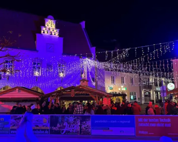 Festlicher weihnachtsmarkt Haltern am See mit bunten Lichtern, Buden und vielen Besuchern.