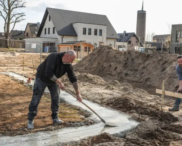 Bauarbeiter legen Fundament in Bocholt. Der Quadratmeterpreis für Grundstücke hier könnte durch solche Bauprojekte beeinflusst werden.