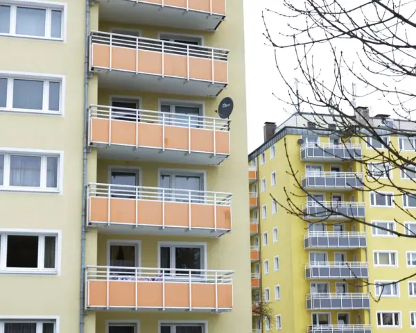 Mehrfamilienhäuser in Erkrath mit Balkonen und Fenstern. Ein Blick auf den Mietspiegel Erkrath könnte hier nützlich sein.