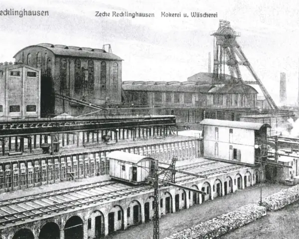 Industriekomplex Zeche Recklinghausen Hochlarmark mit Förderturm, Gebäuden und Bahngleisen.