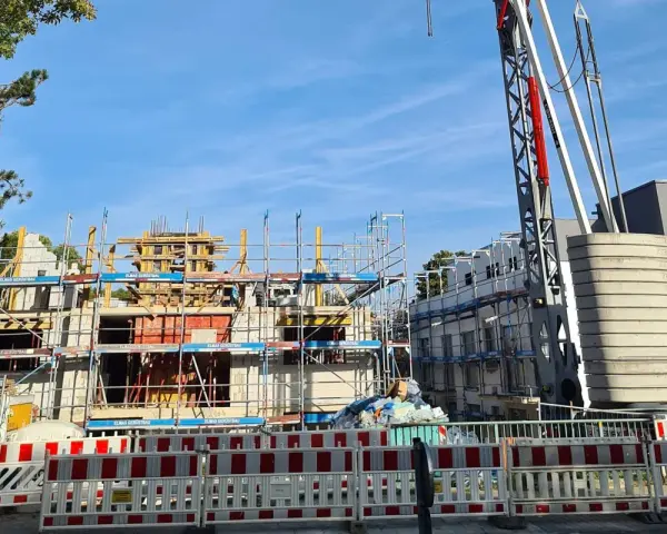 Baustelle in Solingen: Ein Kran ragt über ein im Bau befindliches Gebäude. Die steigenden immobilienpreise solingen spiegeln sich in solchen Projekten wider.