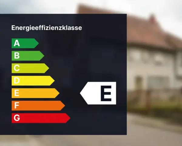 Energieeffizienzklasse E auf einem dunklen Hintergrund, daneben eine Skala von A bis G.