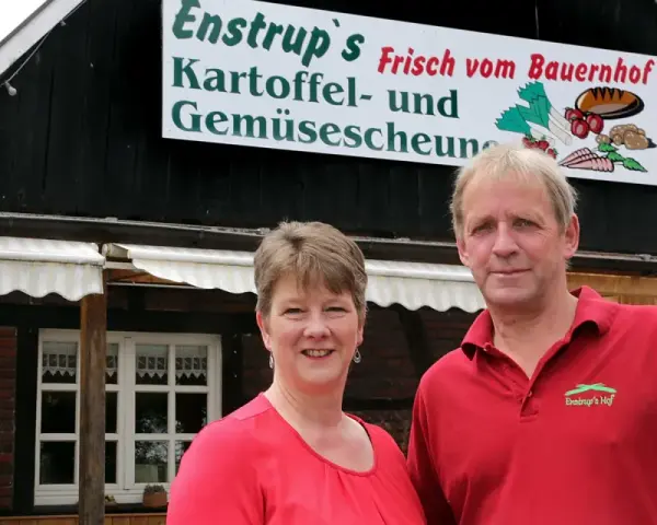 Ein Paar vor Enstrup's Kartoffel- und Gemüsescheune in Haltern. Frische Produkte direkt vom Bauernhof.