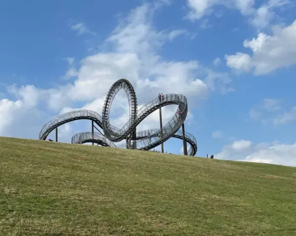 Ein spannender Ausflug mit Kindern zur "Tiger and Turtle" Achterbahn-Skulptur.