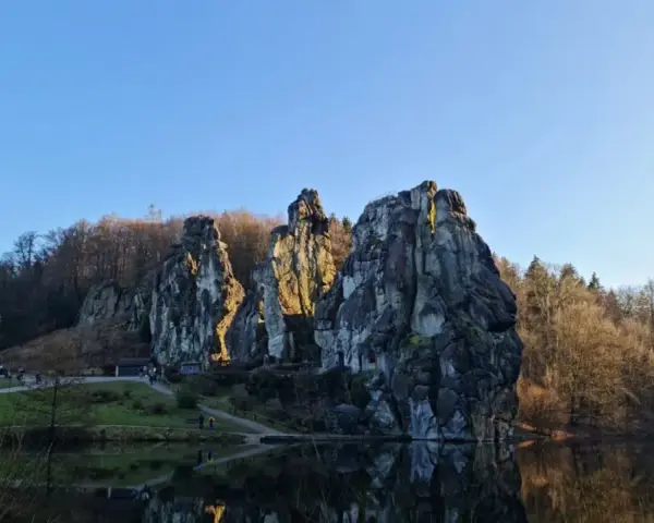 Felsformationen am Seeufer, ein tolles Ziel für ausflugsziele im umkreis von 30km.