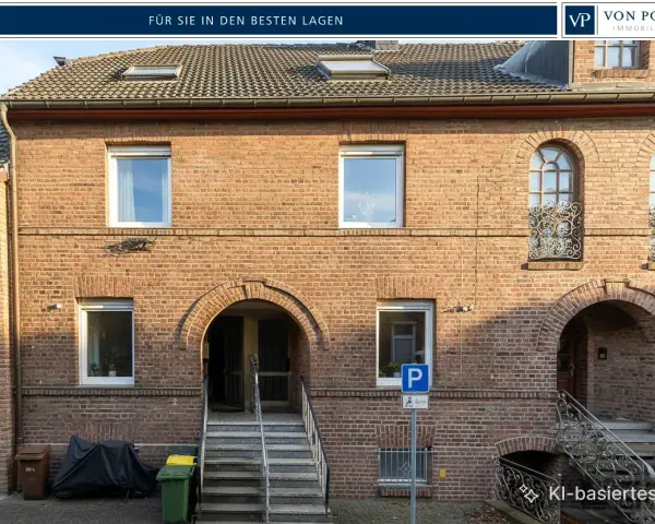Ziegelhaus mit mehreren Fenstern und Eingängen. Ein Parkplatzschild weist auf die Lage hin, die für die Neuss Immobilienpreise relevant ist.