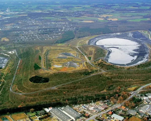 Brinkfortsheide Marl: Eine weite Landschaft mit Industrieanlagen, Wohngebieten und einer großen Abraumhalde.