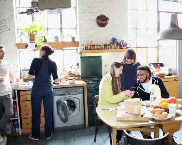 WG-Leben: Freunde frühstücken und besprechen den wg mietvertrag.