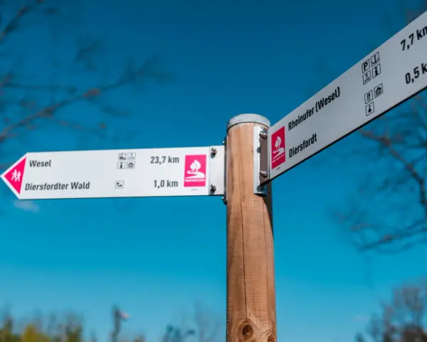 Wegweiser mit Zielen wie Wesel, Diersfordter Wald und Rheinufer (Wesel). Die hohe Mark steig ist gut sichtbar.