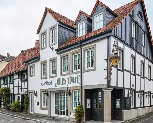 Fachwerkhäuser säumen eine Gasse im Dorf Westerholt. Das Gasthof "Altes Dorf" ist gut erkennbar.