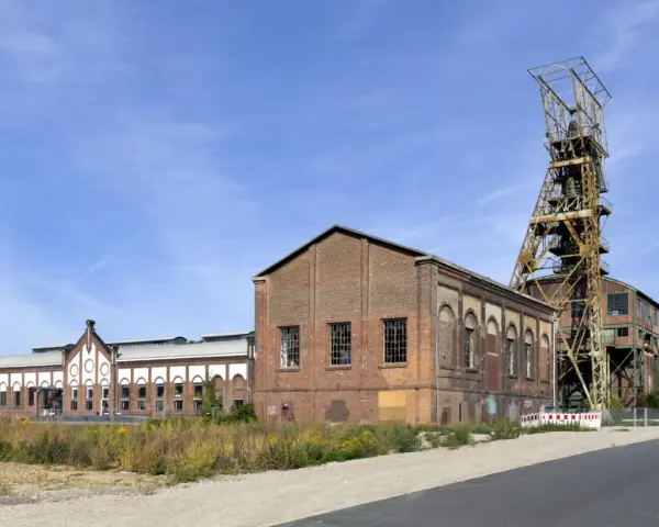 Die Zeche Ewald Fortsetzung mit ihrem markanten Förderturm und Backsteingebäuden, ein Zeugnis industrieller Vergangenheit.