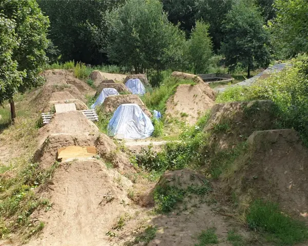 Erdhügel und Sprünge im Bikepark Haltern, bereit für actionreiche Abenteuer.