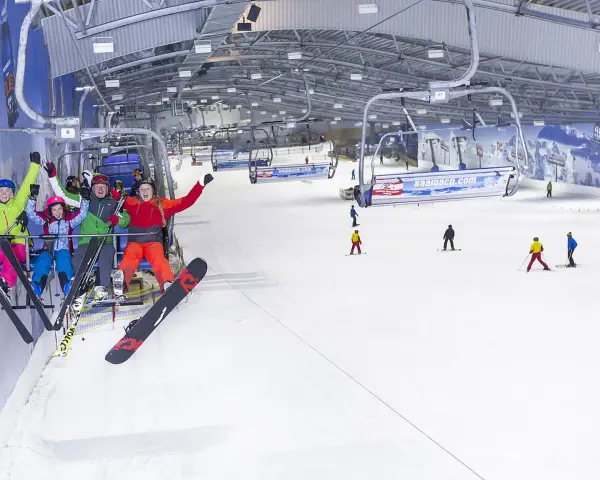 Familie genießt eine Fahrt mit dem Sessellift in der Bottroper Skihalle, bereit für den Wintersport.