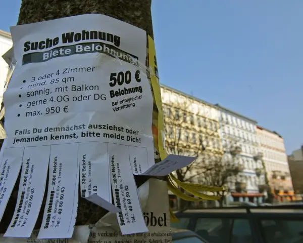 Wohnungsgesuch mit Belohnung. Achtung: Mietbetrug durch Vermieter möglich, wenn Angebote zu gut klingen. Hier: 500€ für erfolgreiche Vermittlung.
