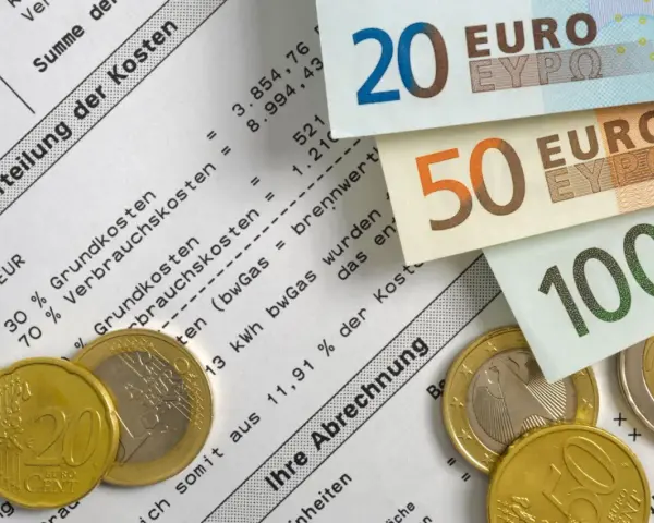 Euro-Scheine und Münzen liegen auf einer Nebenkostenabrechnung. Die Aufteilung der Kosten zeigt die Bedeutung von Mieterrechten bei der Abrechnung.