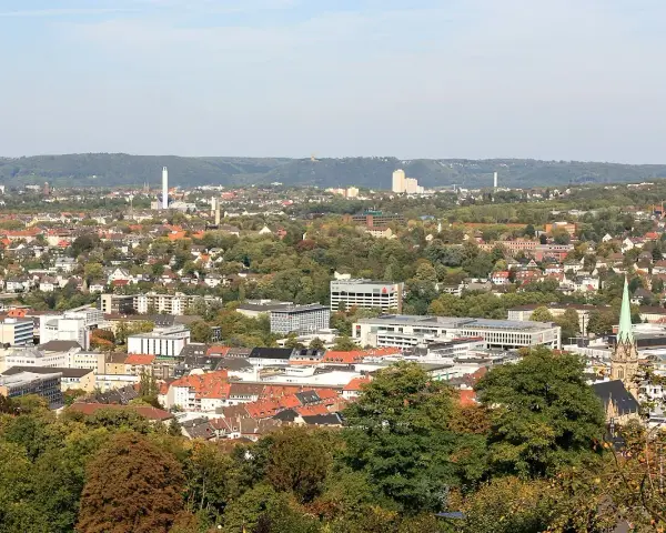 Blick über Hagen mit vielen Gebäuden und Bäumen. Die Immobilienpreise in Hagen spiegeln die Vielfalt der Stadt wider.