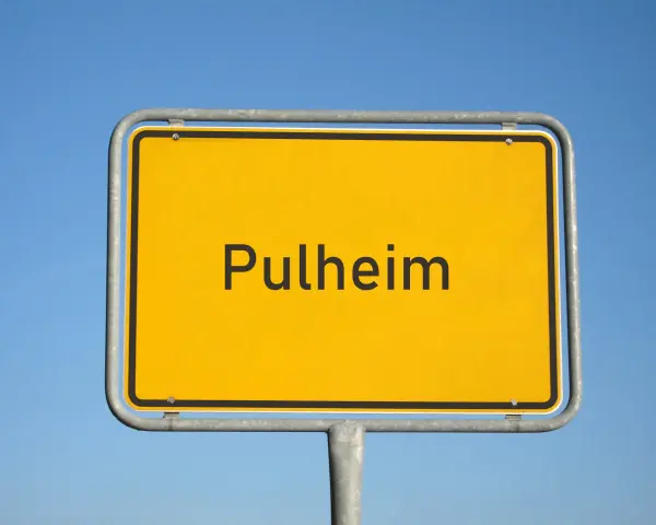 Ortsschild "Pulheim" vor blauem Himmel. Hier finden Sie Informationen zum Mietspiegel Pulheim.