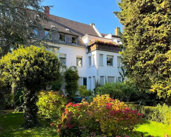 Ein schönes Haus in Reisholz, umgeben von üppigem Grün. Die Immobilienpreise hier spiegeln die idyllische Lage wider.