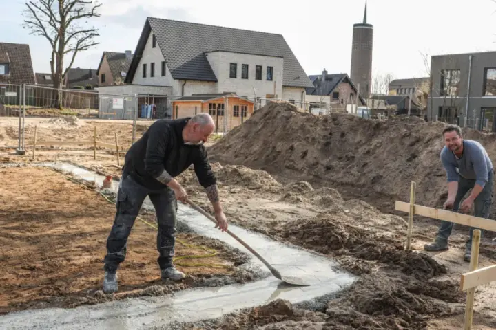 Bauarbeiter legen Fundament in Bocholt. Der Quadratmeterpreis für Grundstücke hier könnte durch solche Bauprojekte beeinflusst werden.