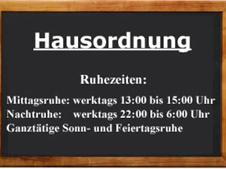 Hausordnung mit Ruhezeiten: Mittagsruhe 13-15 Uhr, Nachtruhe 22-6 Uhr, ganztägig an Sonn- und Feiertagen.