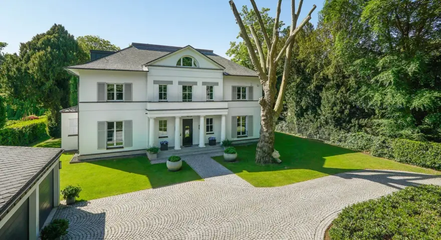 Elegante Villa mit Garten und Garage in Krefeld. Ein Blick auf die Immobilie, die die aktuellen immobilienpreise krefeld widerspiegelt.