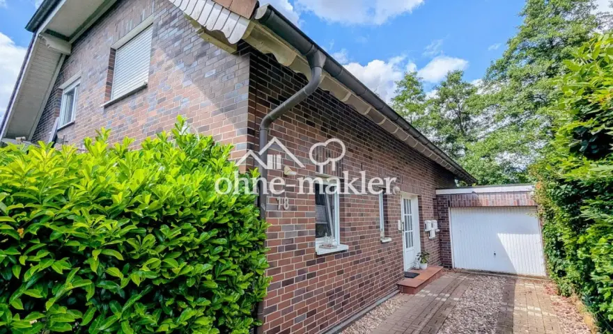 Ziegelhaus mit Garage und gepflegtem Vorgarten. Ideal für einen hausverkauf privat an privat.