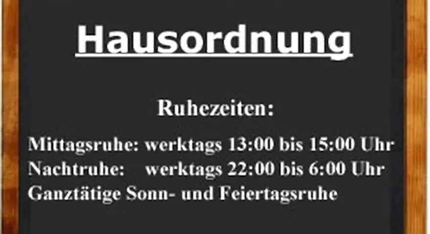 Hausordnung mit Ruhezeiten: Mittagsruhe 13-15 Uhr, Nachtruhe 22-6 Uhr, ganztägig an Sonn- und Feiertagen.