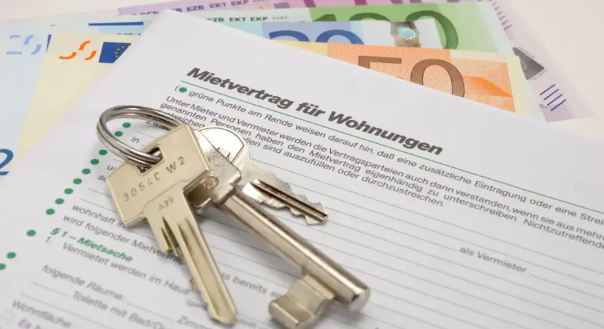 Mietvertrag für Wohnungen mit Schlüsseln und Euro-Scheinen. Informiert über den Mietspiegel Goch.