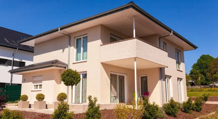 Modernes Haus mit Balkon in Herford. Informieren Sie sich über aktuelle immobilienpreise Herford für Ihr Traumhaus.