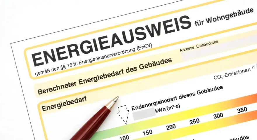 Ein Energieausweis für Wohngebäude zeigt, was der Energieausweis aussagt: den berechneten Energiebedarf und die CO2-Emissionen.
