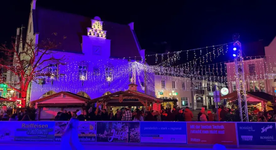 Festlicher weihnachtsmarkt Haltern am See mit bunten Lichtern, Buden und vielen Besuchern.