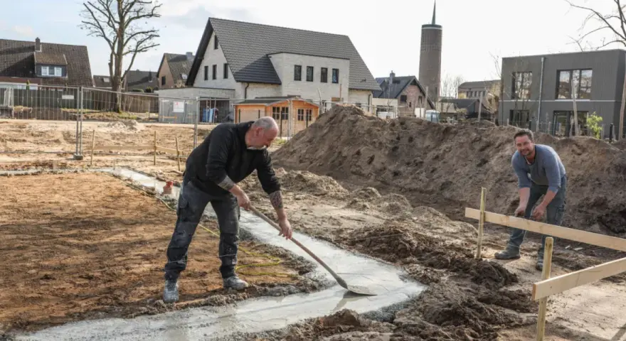 Bauarbeiter legen Fundament in Bocholt. Der Quadratmeterpreis für Grundstücke hier könnte durch solche Bauprojekte beeinflusst werden.