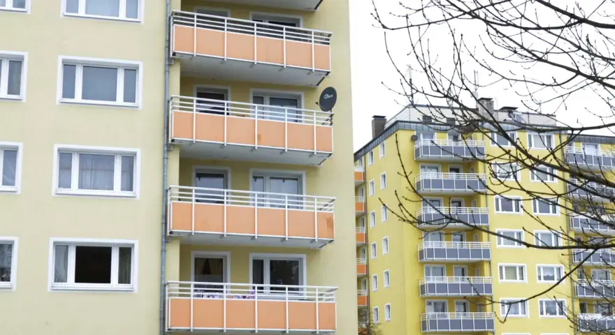 Mehrfamilienhäuser in Erkrath mit Balkonen und Fenstern. Ein Blick auf den Mietspiegel Erkrath könnte hier nützlich sein.