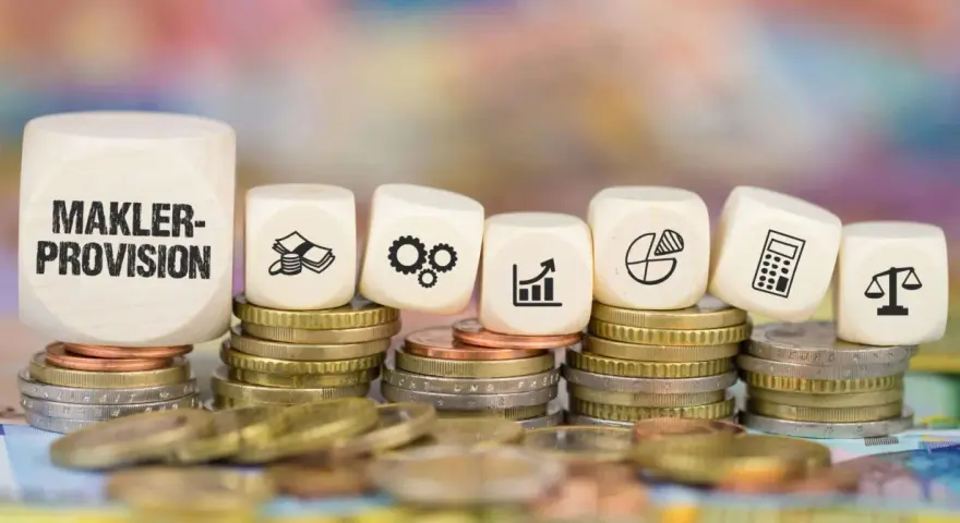 Holzwürfel mit "Makler-Provision" und Symbolen für Geld, Zahnräder, Wachstum, Diagramm, Rechner und Waage auf Münzstapeln. Ein nachweismakler und vermittlungsmakler verstehen diese Symbole.