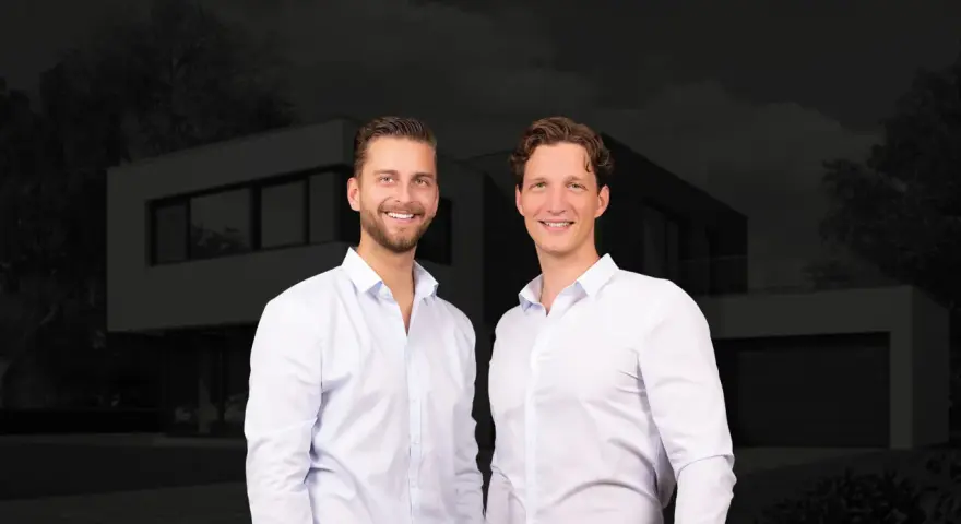 Zwei Männer vor einem modernen Haus. Sie sind Experten für Immobilienpreise in Korschenbroich und helfen Ihnen gerne weiter.