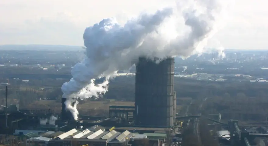 Rauch steigt aus dem hohen Turm der Kokerei Bottrop auf. Die Schließung dieser Industrieanlage markiert das Ende einer Ära.