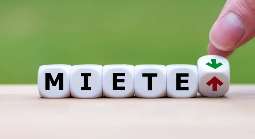 Würfel zeigen "MIETE" und einen Pfeil nach oben/unten. Der Mietspiegel Salzkotten könnte sich ändern.