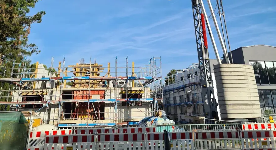 Baustelle in Solingen: Ein Kran ragt über ein im Bau befindliches Gebäude. Die steigenden immobilienpreise solingen spiegeln sich in solchen Projekten wider.