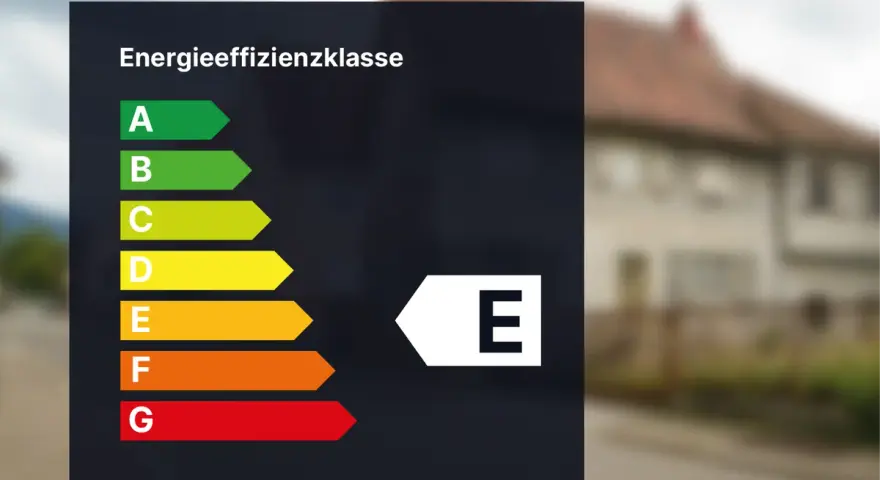 Energieeffizienzklasse E auf einem dunklen Hintergrund, daneben eine Skala von A bis G.
