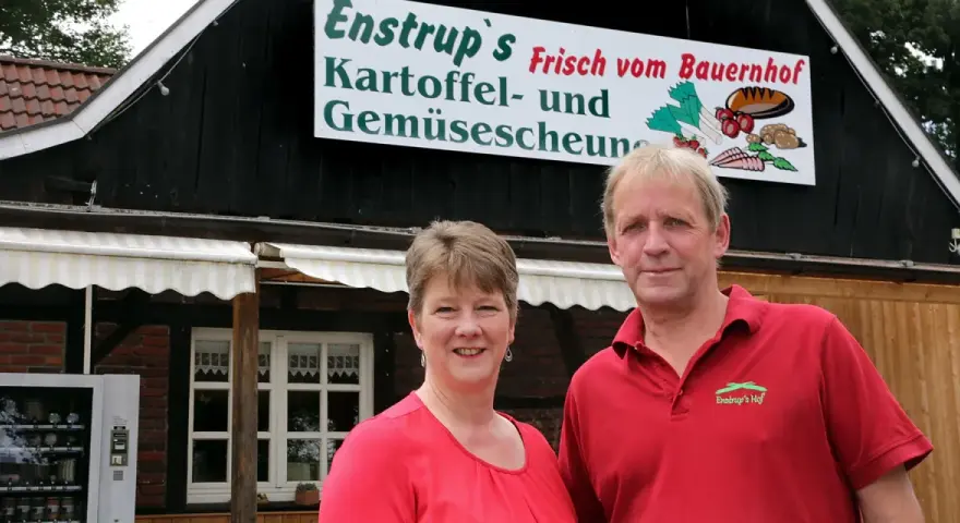 Ein Paar vor Enstrup's Kartoffel- und Gemüsescheune in Haltern. Frische Produkte direkt vom Bauernhof.