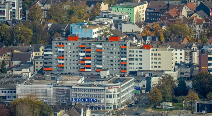 Blick über Herne mit Wohnblöcken und Geschäften. Der Mietspiegel Herne könnte hier eine Rolle spielen.