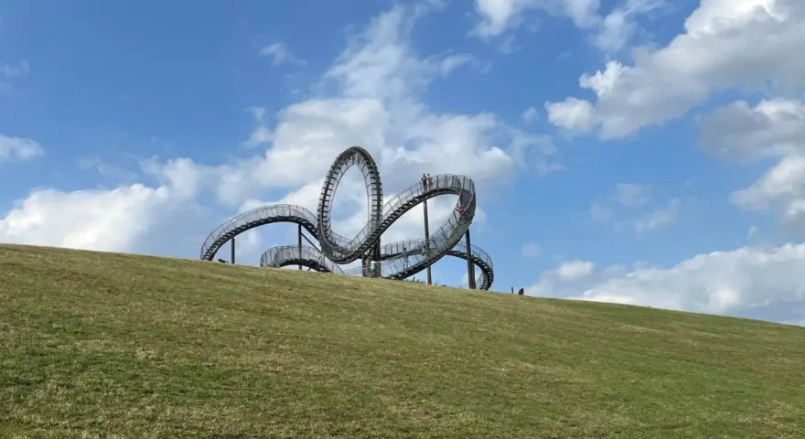 Ein spannender Ausflug mit Kindern zur "Tiger and Turtle" Achterbahn-Skulptur.