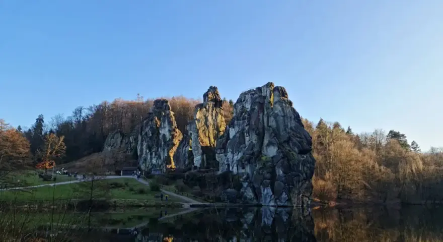 Felsformationen am Seeufer, ein tolles Ziel für ausflugsziele im umkreis von 30km.