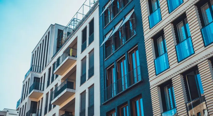 Moderne Mehrfamilienhäuser mit Balkonen und großen Fenstern. Ein Blick auf die steigenden immobilienpreise lippe.